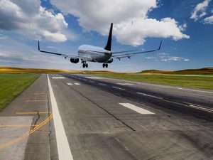 Malunya Boni Tak Sadar Cengkeram Tangan Pak Bos Saat Pesawat Take Off