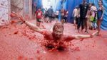 Foto: Saat Ribuan Orang Perang Tomat