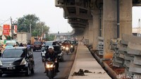 Sejumlah kendaraan melaju di bawah proyek jalan Tol Bekasi-Cawang-Kampung Melayu (Becakayu), Jakarta, Kamis (7/9).