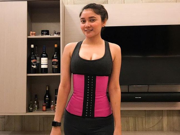 Seali Syah Alam, wanita yang digosipkan dekat dengan Ariel NOAH.