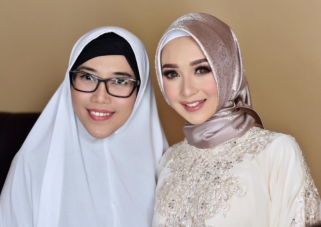 Fitri Liza, penerus Sanggar Liza ini memang sudah terkenal dengan kepiawaiannya merias pengantin. Jika ingin tampil beda dan manglingi saat pernikahan, Fitri Liza bisa jadi pilihan karena ciri khas makeup-nya ada pada riasan mata yang menonjol. Foto: Instagram