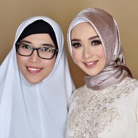 Fitri Liza, penerus Sanggar Liza ini memang sudah terkenal dengan kepiawaiannya merias pengantin. Jika ingin tampil beda dan manglingi saat pernikahan, Fitri Liza bisa jadi pilihan karena ciri khas makeup-nya ada pada riasan mata yang menonjol. Foto: Instagram