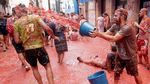 Foto: Saat Ribuan Orang Perang Tomat