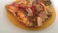 Pecak gurame khas Betawi termasuk olahan gurame enak. Ikan gurame digoreng garing kemudian diberi kuah pecah yang pedas sedikit pedas. Ini bisa dinikmati di RM Betawi Hj. Aisyah.