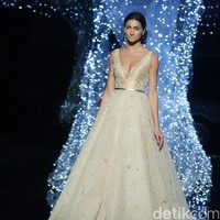 Koleksi terbaru dari desainer Hian Tjen yang mengusung tema Magellani yang bertempat di Ballroom Raffles Hotel, Jakarta, Rabu (6/9/2017) [Foto: Mohammad Abduh/Wolipop].