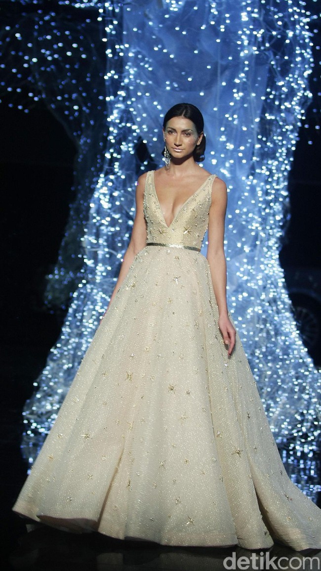 Koleksi terbaru dari desainer Hian Tjen yang mengusung tema Magellani yang bertempat di Ballroom Raffles Hotel, Jakarta, Rabu (6/9/2017) [Foto: Mohammad Abduh/Wolipop].