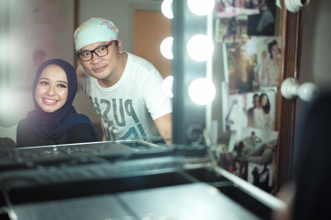 Adi Adrian merupakan makeup artist langganan selebriti dan telah banyak menangani makeup pengantin orang terkenal mulai dari Nagita Slavina hingga Andien. Ia pun memiliki salonnya sendiri bernama Adi Adrian Salon & Bridal. Konsep riasan Adi Adrian adalah menonjolkan kecantikan alami dan karakter pribadi klien. Foto: Instagram