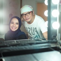 Adi Adrian merupakan makeup artist langganan selebriti dan telah banyak menangani makeup pengantin orang terkenal mulai dari Nagita Slavina hingga Andien. Ia pun memiliki salonnya sendiri bernama Adi Adrian Salon & Bridal. Konsep riasan Adi Adrian adalah menonjolkan kecantikan alami dan karakter pribadi klien. Foto: Instagram