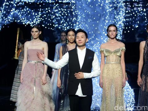 Desainer mode Hian Tjen. 