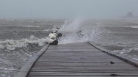 Jangan coba-coba ke pantai, jembatan ini saja hancur di bantai gelombang laut (REUTERS/Alvin Baez)