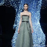 Koleksi terbaru dari desainer Hian Tjen yang mengusung tema Magellani yang bertempat di Ballroom Raffles Hotel, Jakarta, Rabu (6/9/2017) [Foto: Mohammad Abduh/Wolipop].