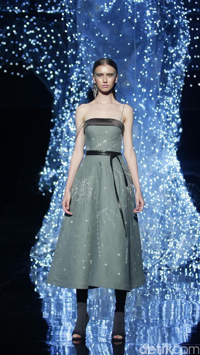 Koleksi terbaru dari desainer Hian Tjen yang mengusung tema Magellani yang bertempat di Ballroom Raffles Hotel, Jakarta, Rabu (6/9/2017) [Foto: Mohammad Abduh/Wolipop].