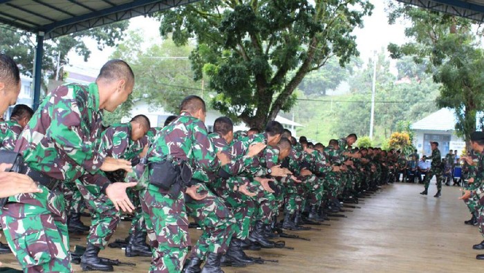 Pemeriksaan dokumen kendaraan milik para prajurit hingga mengunjungi sekolah dengan perpustakaan keliling adalah sejumlah kegiatan yang dilakukan Kostrad hari ini.
