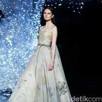 Koleksi terbaru dari desainer Hian Tjen yang mengusung tema Magellani yang bertempat di Ballroom Raffles Hotel, Jakarta, Rabu (6/9/2017) [Foto: Mohammad Abduh/Wolipop].