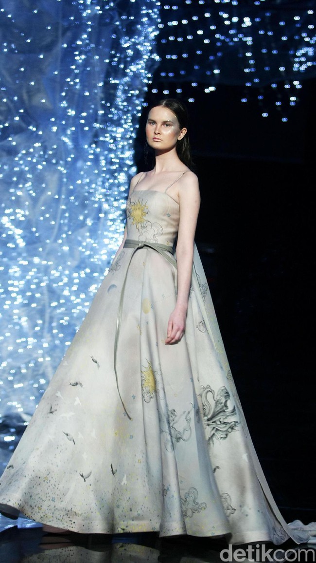 Koleksi terbaru dari desainer Hian Tjen yang mengusung tema Magellani yang bertempat di Ballroom Raffles Hotel, Jakarta, Rabu (6/9/2017) [Foto: Mohammad Abduh/Wolipop].