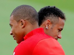 Neymar sejauh ini telah menyumbangkan tiga gol dan tiga assist dalam tiga laga bersama PSG, sementara Mbappe kemungkinan akan melakoni debutnya pada akhir pekan ini. Foto: Charles Platiau/Reuters