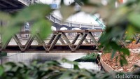 Menurut Direktur Utama Waskita Toll Road Herwidiakto, untuk seksi 1A (Cipinang Bali-Pasar Gembrong) pembebasan lahan baru sekitar 75%. Sementara untuk seksi 1B (Pangkalan Jati-Cipinang Bali) dan 1 C (Jakasampurna-Pangkalan Jati) sudah mencapai 94%.