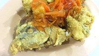 Di Seafood 99 ada gurame asam manis. Seluruh ikan digoreng tepung. Lalu saus asam manis ditempatkan di atasnya. Isinya berupa irisan wortel, tomat, nanas, timun, wortel dan cabai.