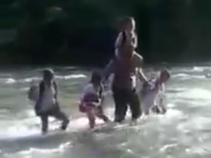 Salut, Polisi Bantu Bocah SD Seberangi Sungai di Gorontalo