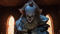Meskipun penampilan Bill Skarsgard tidak bisa mengungguli keseraman Tim Curry dalam versi 1990, tapi Bill Skarsgard berhasil membuat penonton mencengkeram kursi bioskop. Foto: Brooke Palmer Warner Bros. Entertainment Inc.
