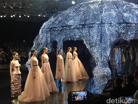 Inspirasi Galaksi Milky Way di Koleksi Gaun Teranyar Hian Tjen