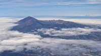 Potret Gunung Teide di Spanyol yang ditutupi awan. Indahnya bukan main! (@ashthepilot_/Instagram)