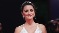 Penelope Cruz memamerkan senyuman di atas karpet merah. Foto: Pascal Le Segretain/Getty Images