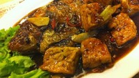 Chuan Tin punya menu ikan gurame cah tausi tahu. Ikan gurame renyah berbalut saus gurih rasa bawang putih. Makin lengkap dengan potongan tahu goreng.