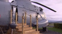 Foto: Bagian kokpit pun tidak luput dari renovasi. Tanpa mengubah banyak interior dan dashboard kemudi, ruang kokpit disulap menjadi ruang khusus untuk menikmati panorama lengkap dengan sebuah meja (Dok. BBC travel)