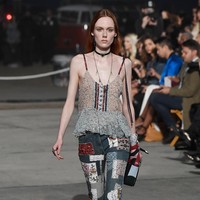 Nama model Kiki Willems begitu jadi perhatian ketika ia membintangi kampanye Saint Laurent. Karena terlalu kurus dan tidak mencerminkan tubuh yang sehat, Kiki lalu di-banned di Inggris oleh otoritas periklanan di sana. Foto: Ist.