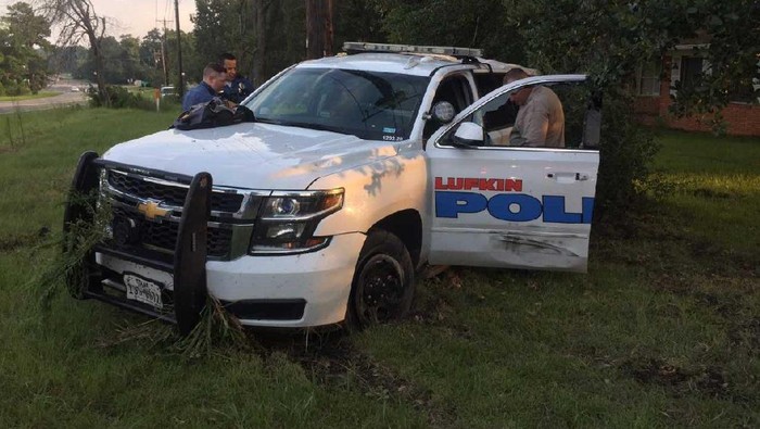 Berani-beraninya Cewek Ini Curi Mobil Polisi