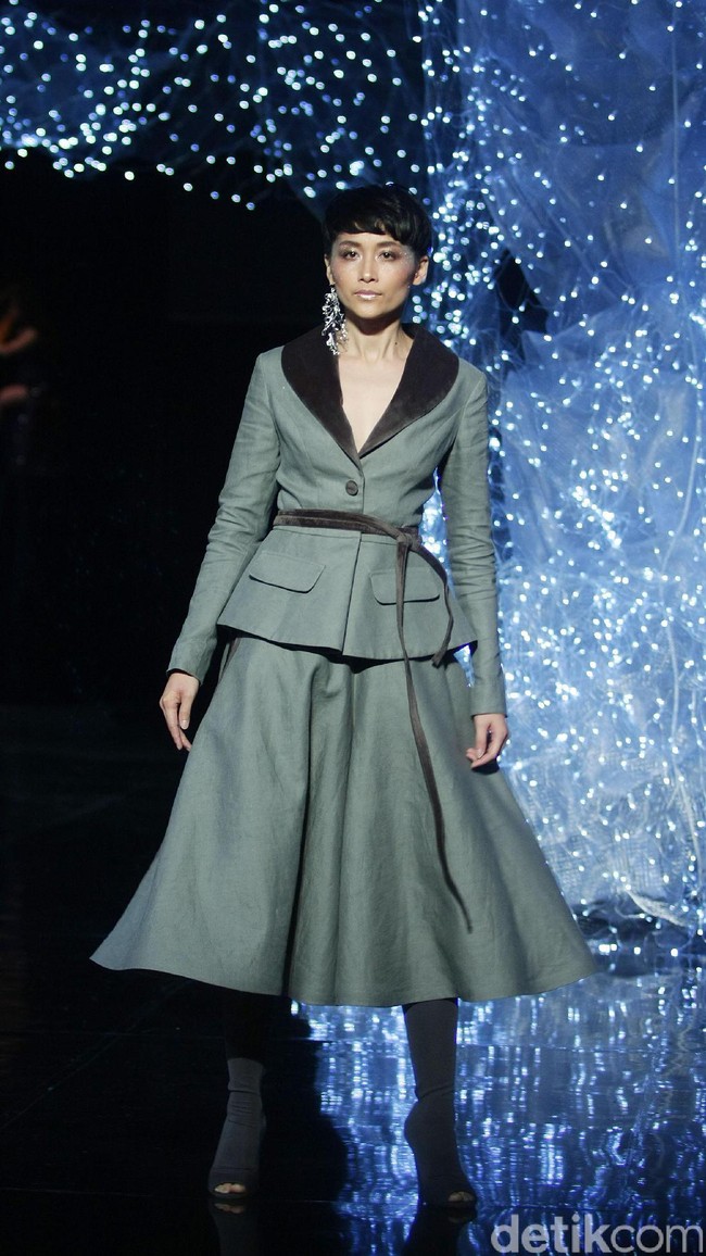 Koleksi terbaru dari desainer Hian Tjen yang mengusung tema Magellani yang bertempat di Ballroom Raffles Hotel, Jakarta, Rabu (6/9/2017) [Foto: Mohammad Abduh/Wolipop].