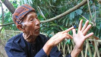 Setiap sudut rumah mengandung banyak arti. Dari informasi yang dikatakan oleh Ilin, rumah memiliki 1 lubang pintu mempunyai filosofi percaya hanya kepada Allah SWT, 5 jendela yang mengingatkan Rukun Islam itu ada lima (Wisma Putra/detikTravel)