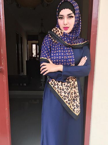 Foto: Hijab Ala Tiara Dewi, Mantan Istri Lucky Hakim yang Baru Dicerai