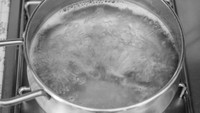 Saat memasak air, ketika mendidih terkadang airnya tumpah dari wadahnya. Agar tak mengalami hal ini, tambahkan 1 sendok minyak ke dalam panci. Foto: thinkstock
