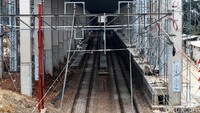 Pembangunan di stasiun masih berlangsung.