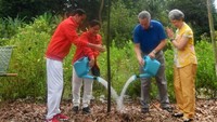 Keduanya didampingi oleh para istri menanam pohon bersama di Singapore Botanical Garden. (Setpres)