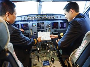 Boleh Nggak Sih Pilot Tidur di Pesawat saat Terbang?