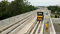 Pekerja saat melakukan pengerjaan rel LRT.