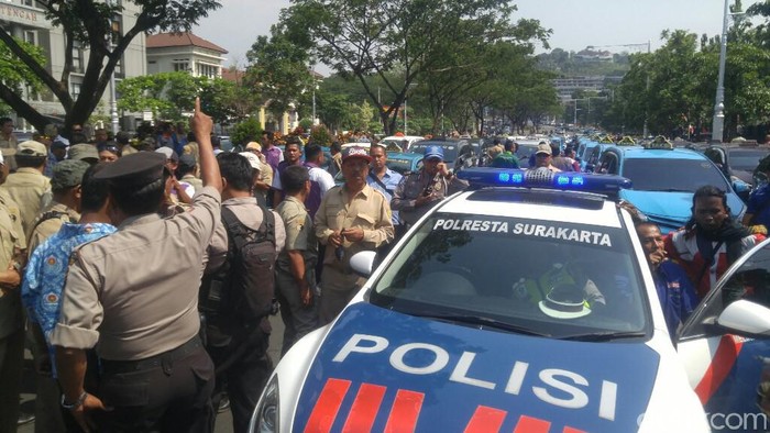 Massa Aksi Sopir Taksi di Semarang Hadang Mobil, Polisi Turun Tangan
