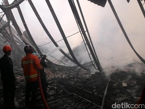 Momen Ashanty Kunjungi Posko Pengungsian di Pasar Gembrong