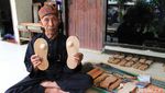 Foto: Sandal Bakiak yang Antik Khas Cikondang
