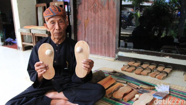Ilin, dan hasil karyanya di Kampung Adat Cikondang (Wisma Putra/detikTravel) Ilin, dan hasil karyanya di Kampung Adat Cikondang (Wisma Putra/detikTravel)