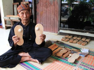 Ini Souvenir Khas dari Kampung Adat Cikondang