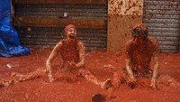 Mereka saling berperang dengan cara saling melempar tomat. Meski namanya Perang Tomat, tetapi sama sekali tidak ada rasa benci di sana, yang ada hanya rasa gembira (Heino Kalis/Reuters)