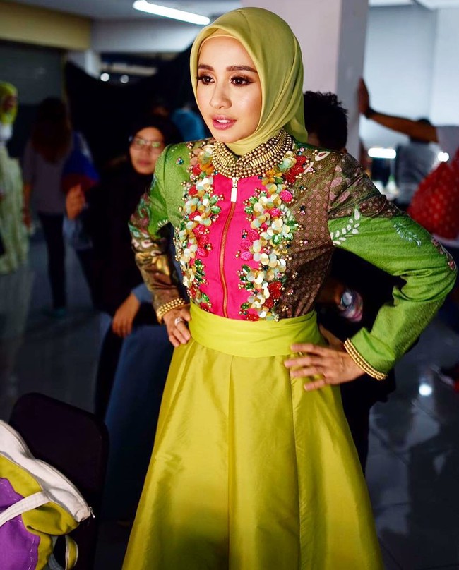 Beberapakali Laudya Cynthia Bella pernah mengenakan busana rancangan Dian Pelangi. Ada kemungkinan Bella menggunakan salah satu koleksi Dian Pelangi saat menikah di Malaysia nanti. Foto: Dok. Instagram @laudyacynthiabella