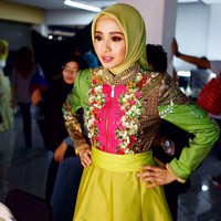 Beberapakali Laudya Cynthia Bella pernah mengenakan busana rancangan Dian Pelangi. Ada kemungkinan Bella menggunakan salah satu koleksi Dian Pelangi saat menikah di Malaysia nanti. Foto: Dok. Instagram @laudyacynthiabella