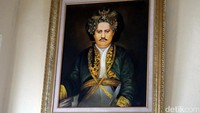 Setiap periode waktu tertentu, dilakukan ritual pemotongan rambut yang ada di mahkota sultan. Biasanya dilakukan pada waktu Hari Raya Idul Adha. Yang boleh menggunting rambut mahkota ini hanyalah sang sultan sendiri (Wahyu/detikTravel)