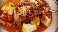 Racikan kupat tahu Padalarang tidak pakai kacang tetapi kuah santan berbumbu pedas dengan bihun sebagai pelengkap.Foto: Istimewa