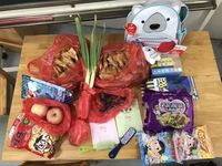 Ada mie instan,apel panggang hingga daun bawang.
